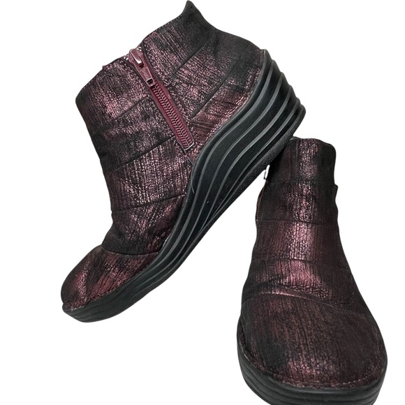 Bionico Irredescent Maroon Gilford Wedge Leather Side Zip Ankle Bootie 71/2 M - Picture 1 of 11